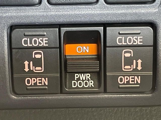 TOYOTA VOXY HYBRID 2015 Image 31