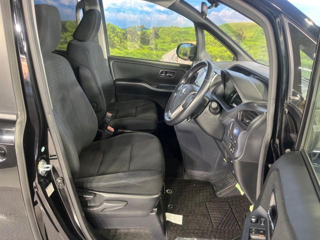 TOYOTA VOXY HYBRID 2015 Image 31