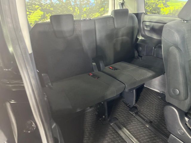 TOYOTA VOXY HYBRID 2015 Image 31