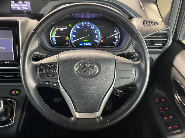 TOYOTA VOXY HYBRID 2015 Image 31