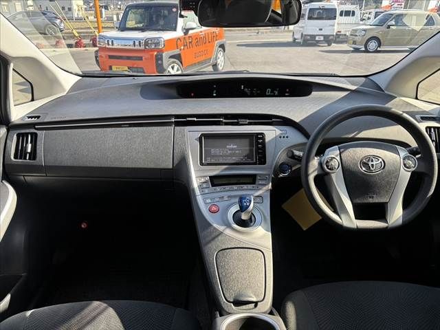 TOYOTA PRIUS 2015 Image 31