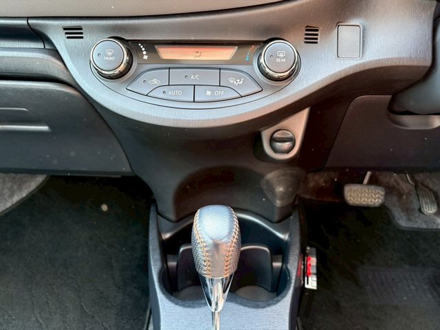 TOYOTA VITZ 2012 Image 31