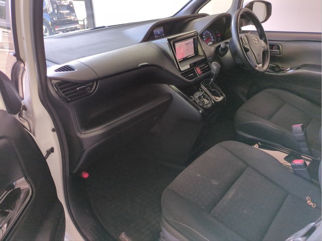 TOYOTA NOAH 2017 Image 31