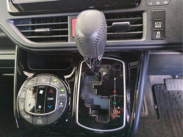 TOYOTA NOAH 2017 Image 31