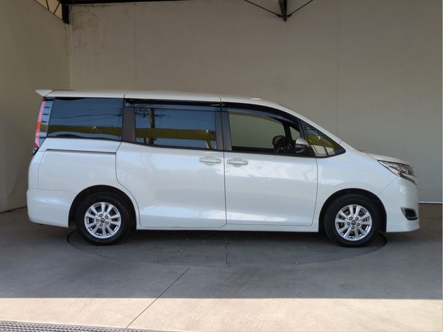 TOYOTA NOAH 2017 Image 31
