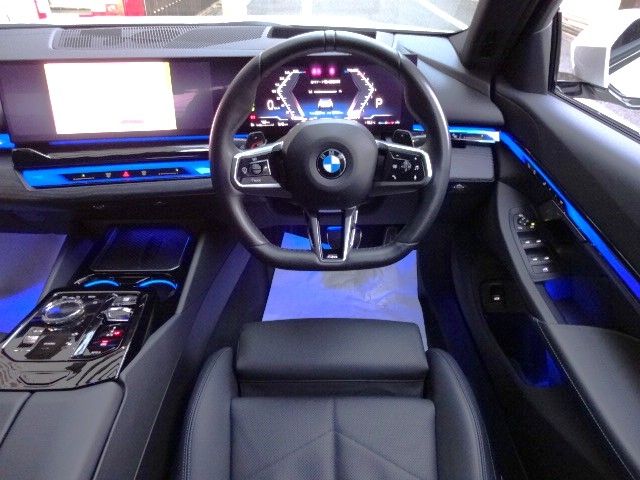 BMW 5SERIES SEDAN 2023 Image 31