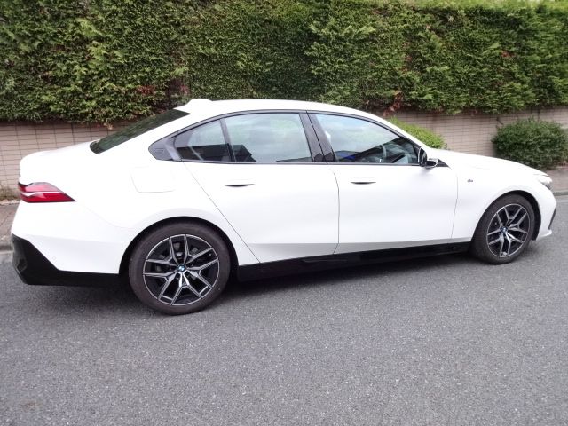 BMW 5SERIES SEDAN 2023 Image 31