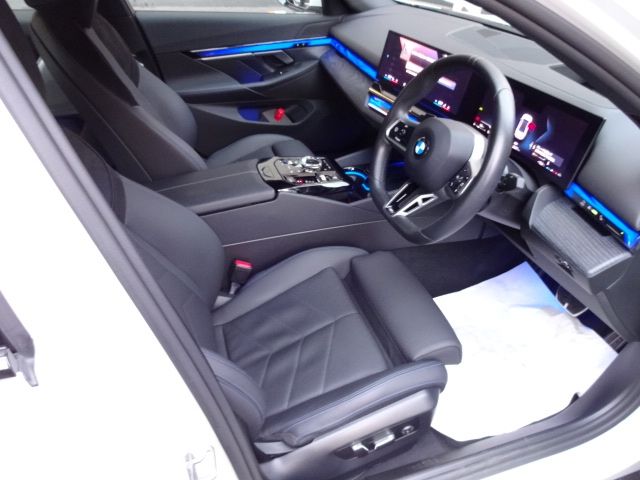 BMW 5SERIES SEDAN 2023 Image 31
