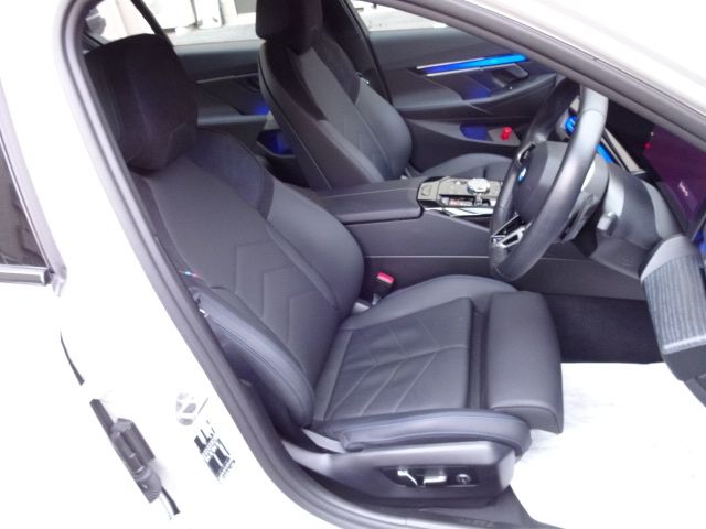 BMW 5SERIES SEDAN 2023 Image 31