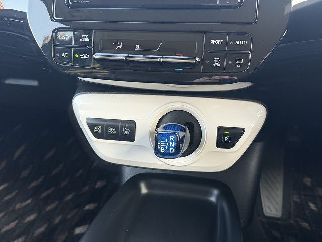 TOYOTA PRIUS 2017 Image 31