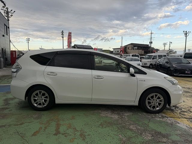 TOYOTA PRIUS ALPHA 2014 Image 31