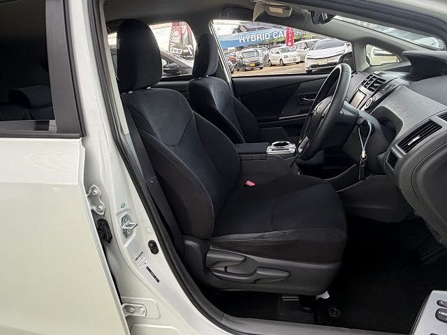 TOYOTA PRIUS ALPHA 2014 Image 31