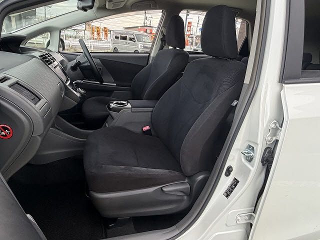 TOYOTA PRIUS ALPHA 2014 Image 31