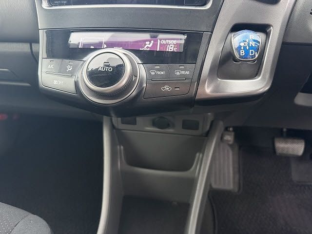 TOYOTA PRIUS ALPHA 2014 Image 31