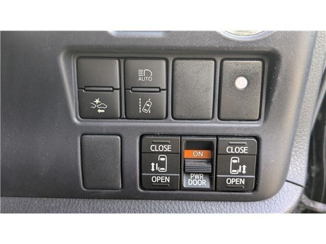 TOYOTA VOXY 2016 Image 31