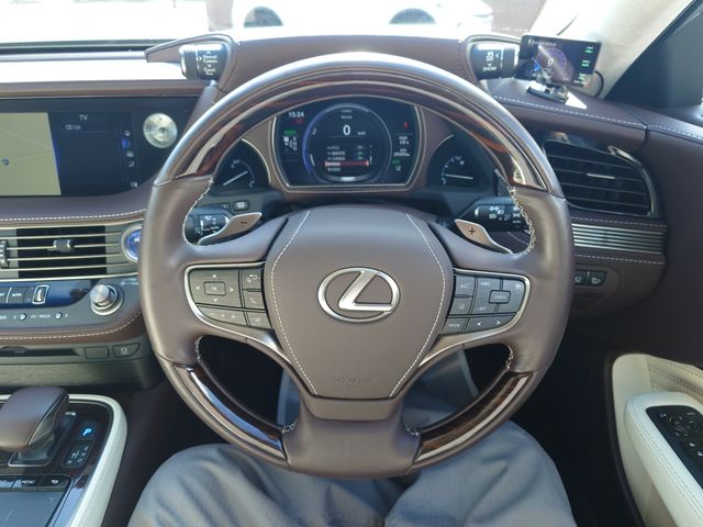 TOYOTA LEXUS LS500H 2017 Image 31