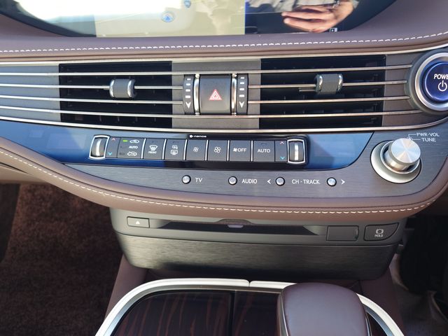 TOYOTA LEXUS LS500H 2017 Image 31