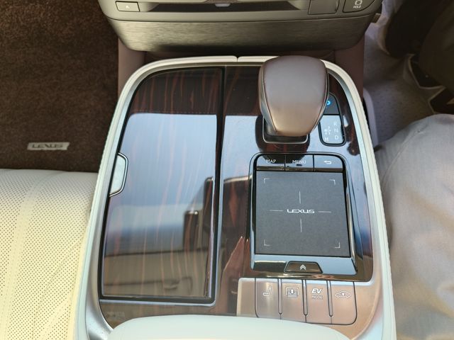 TOYOTA LEXUS LS500H 2017 Image 31