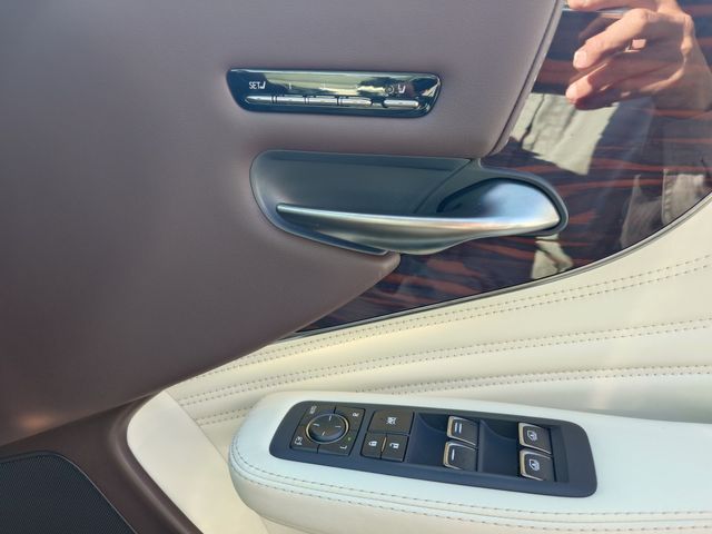 TOYOTA LEXUS LS500H 2017 Image 31