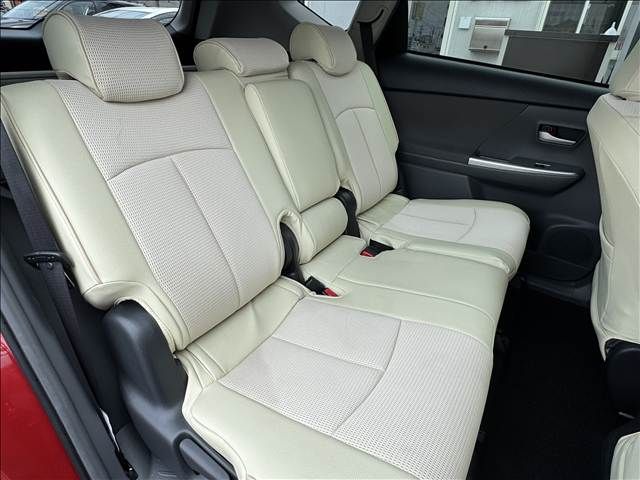 TOYOTA PRIUS ALPHA 2012 Image 31