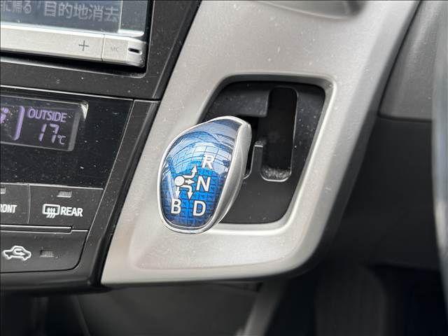 TOYOTA PRIUS ALPHA 2012 Image 31