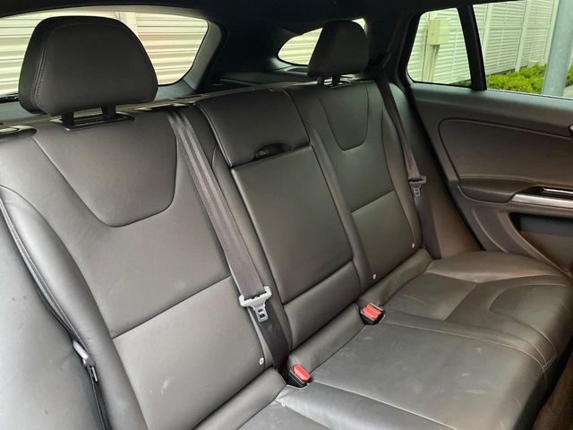 VOLVO V60 2018 Image 31