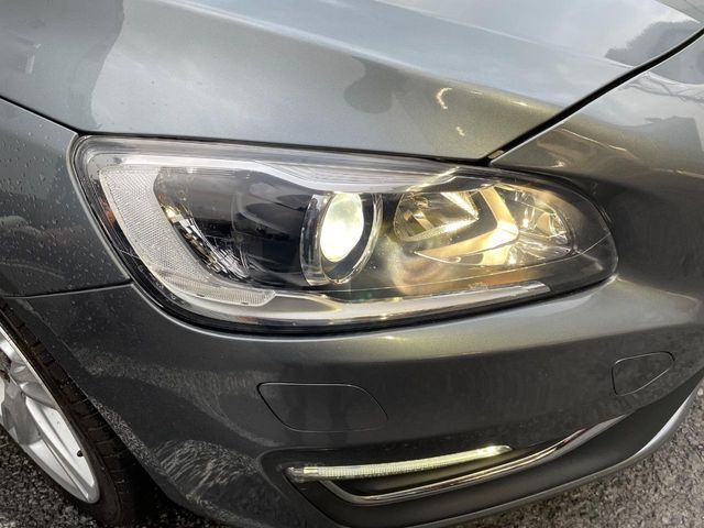 VOLVO V60 2018 Image 31