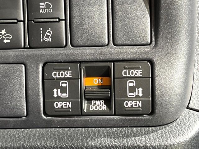 TOYOTA NOAH 2017 Image 31