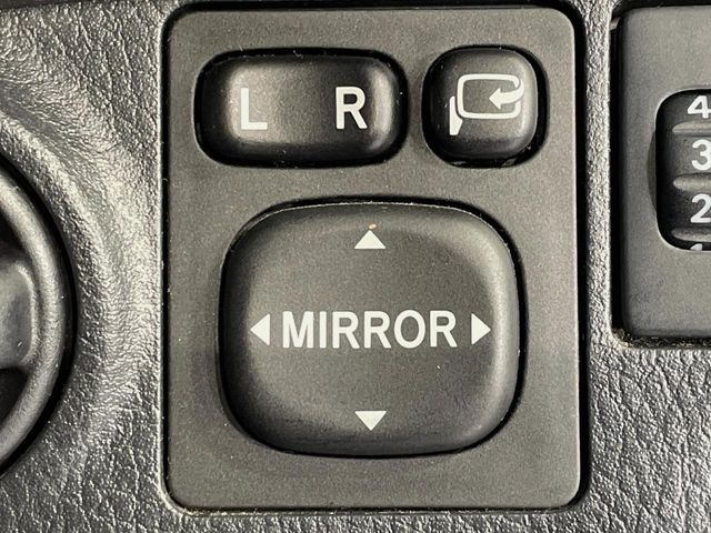 TOYOTA VITZ 2015 Image 31