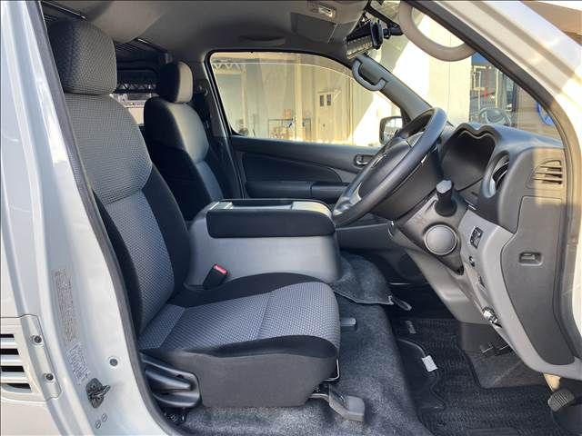 NISSAN NV350 CARAVAN 4WD 2017 Image 31