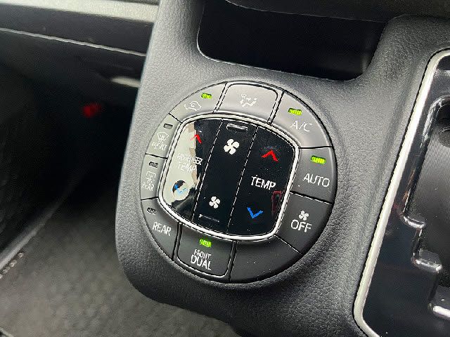 TOYOTA VOXY 2014 Image 31