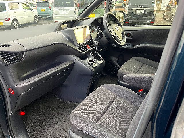 TOYOTA VOXY 2014 Image 31