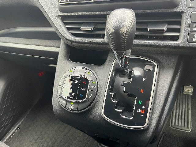 TOYOTA VOXY 2014 Image 31