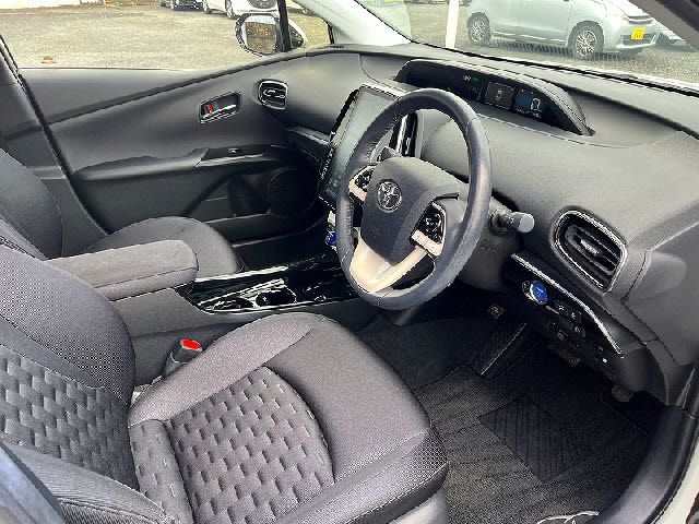 TOYOTA PRIUS PHV 2018 Image 31