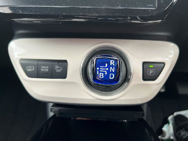 TOYOTA PRIUS PHV 2018 Image 31