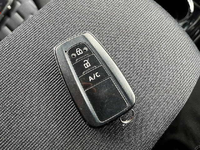 TOYOTA PRIUS PHV 2018 Image 31