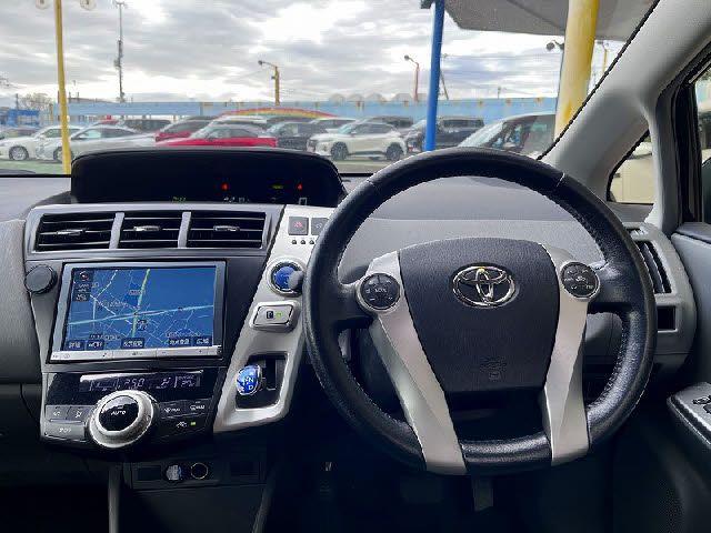 TOYOTA PRIUS ALPHA 2013 Image 31