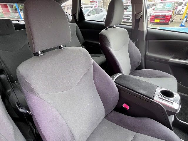 TOYOTA PRIUS ALPHA 2013 Image 31