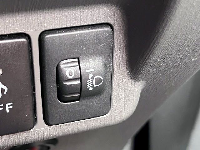 TOYOTA PRIUS ALPHA 2013 Image 31