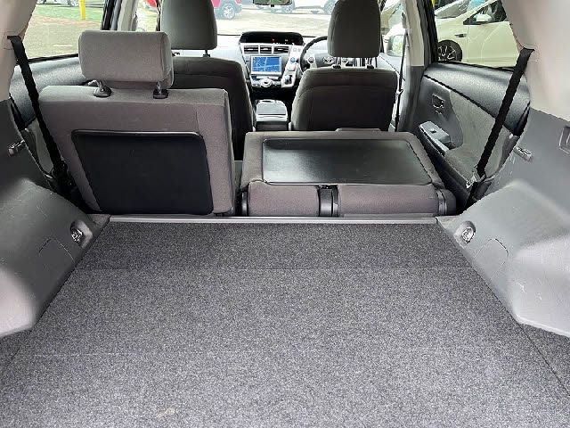 TOYOTA PRIUS ALPHA 2013 Image 31