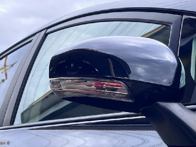 TOYOTA PRIUS ALPHA 2013 Image 31