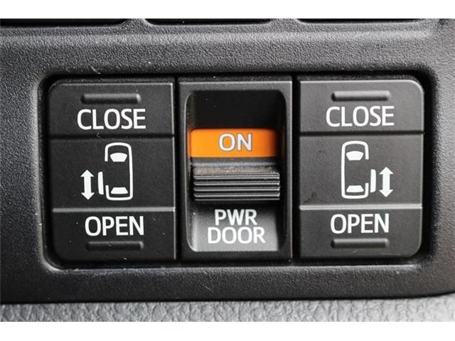 TOYOTA NOAH 2018 Image 31