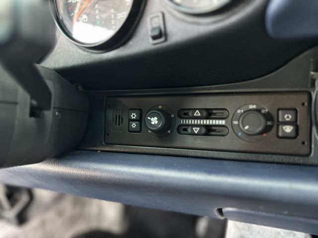 PORSCHE 911 1996 Image 31