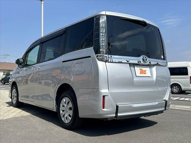 TOYOTA VOXY 2014 Image 31