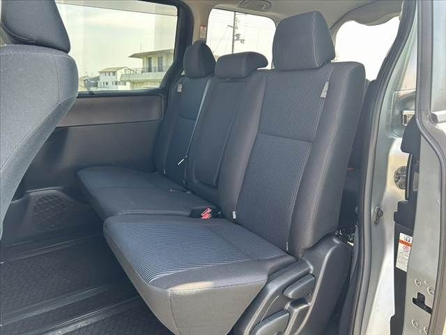 TOYOTA VOXY 2014 Image 31