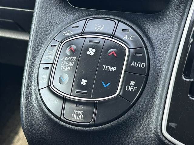 TOYOTA VOXY 2014 Image 31