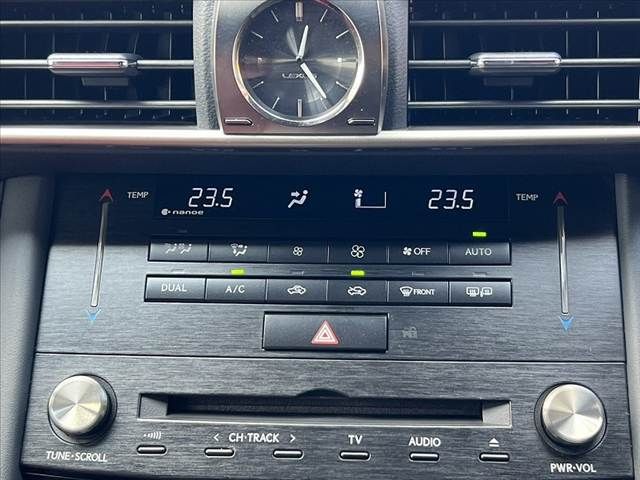 TOYOTA LEXUS IS300H 2017 Image 31