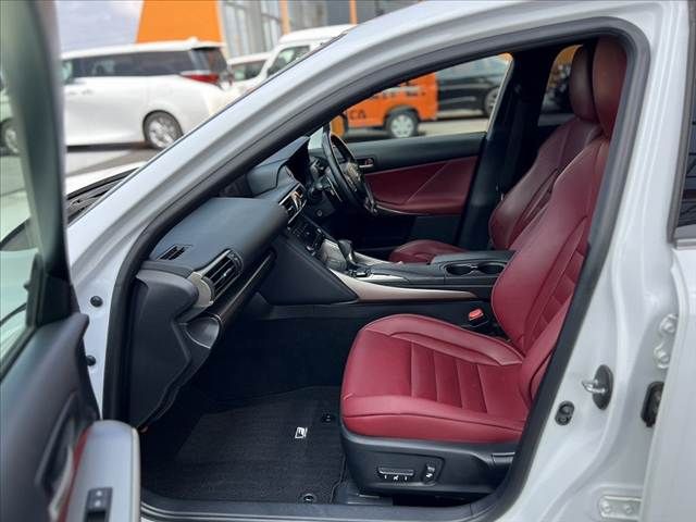 TOYOTA LEXUS IS300H 2017 Image 31