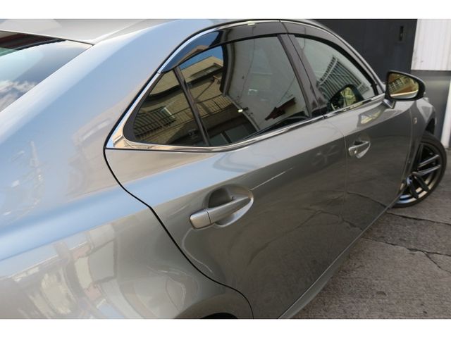 TOYOTA LEXUS IS300H 2018 Image 31