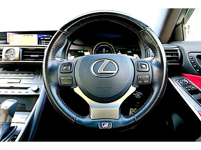 TOYOTA LEXUS IS300H 2018 Image 31